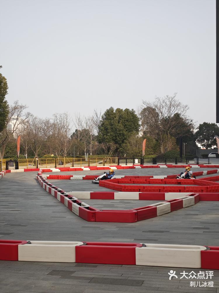 乡村越野卡丁车大战，绿地里的极速体验