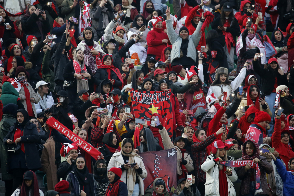 包含现场气氛火爆！球迷欢呼声不断，场面热烈！的词条